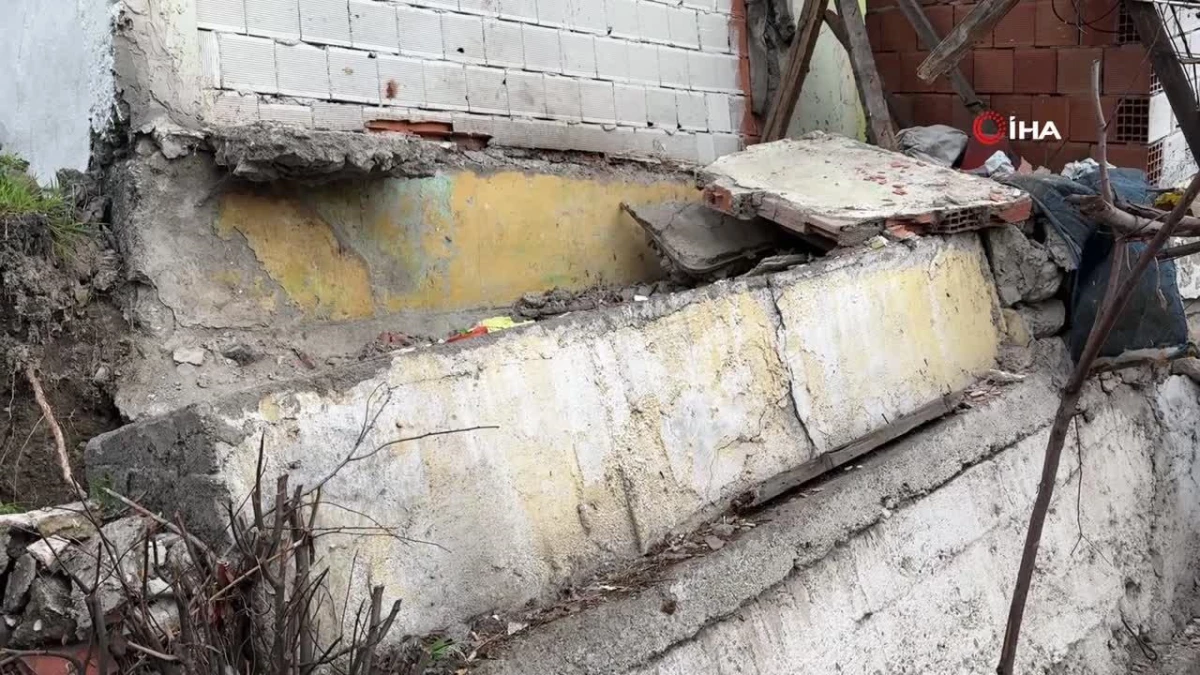 Heyelanda balkonu çöken 2 katlı müstakil ev boşaltıldı