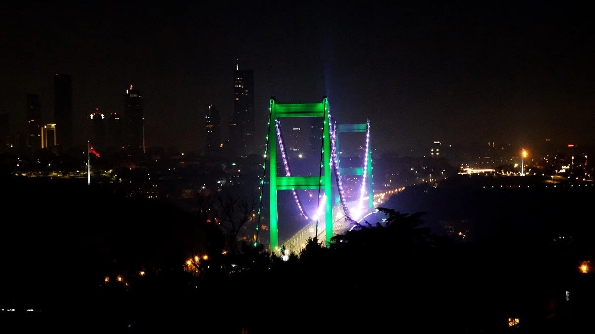 İstanbul\'da FSM ve YSS köprüleri Pakistan Milli Günü için aydınlatıldı