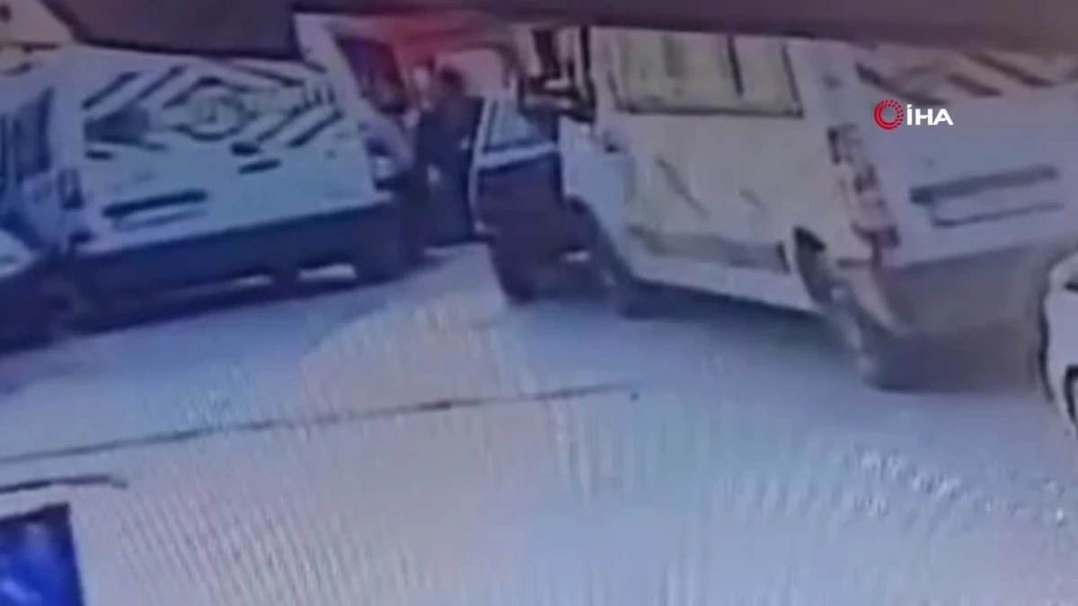 İstanbul\'da levyeli trafik kavgasında yeni görüntüler: Servis şoförü otomobile çarpıp adamın üstüne yürümüş