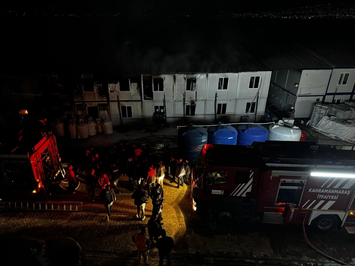 Kahramanmaraş\'ta inşaat işçilerinin kaldığı konteynerlerde yangın çıktı