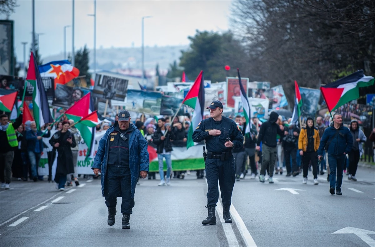 Karadağ\'da İsrail\'in Gazze\'ye saldırılarını protesto gösterisi