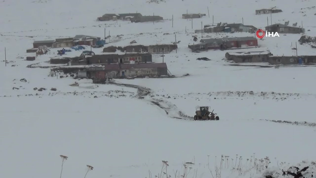 Kars\'ta kar yağışı 47 köy yolunu ulaşıma kapattı