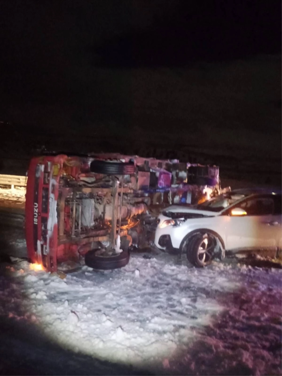 Kars\'ta kar ve buz nedeniyle devrilen kamyona otomobil çarptı, 3 kişi yaralandı