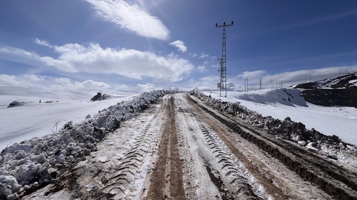 Kars\'ta kar yağışı nedeniyle kapanan 47 köy yolu ulaşıma açıldı