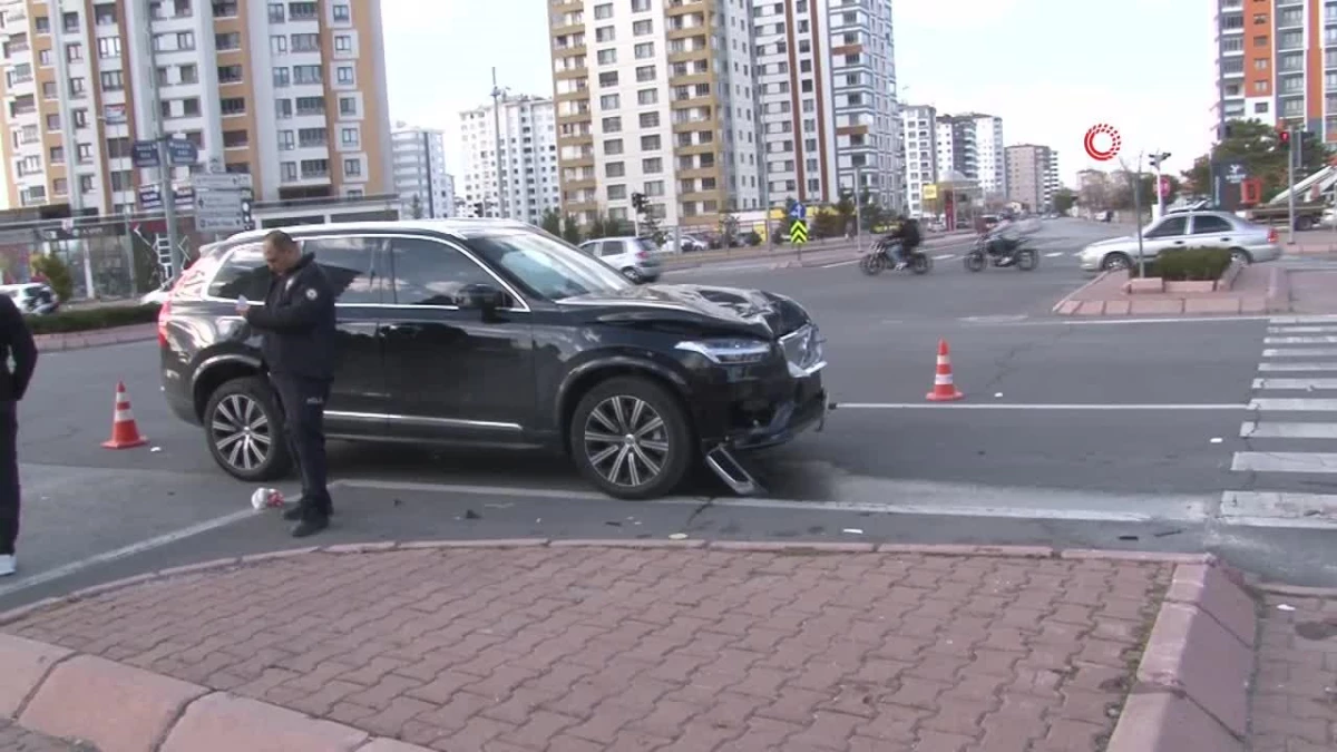 Kayserispor Başkanı Ali Çamlı\'nın kullandığı cip ile mobiletin çarpıştığı kazada mobilet sürücüsü ağır yaralandı