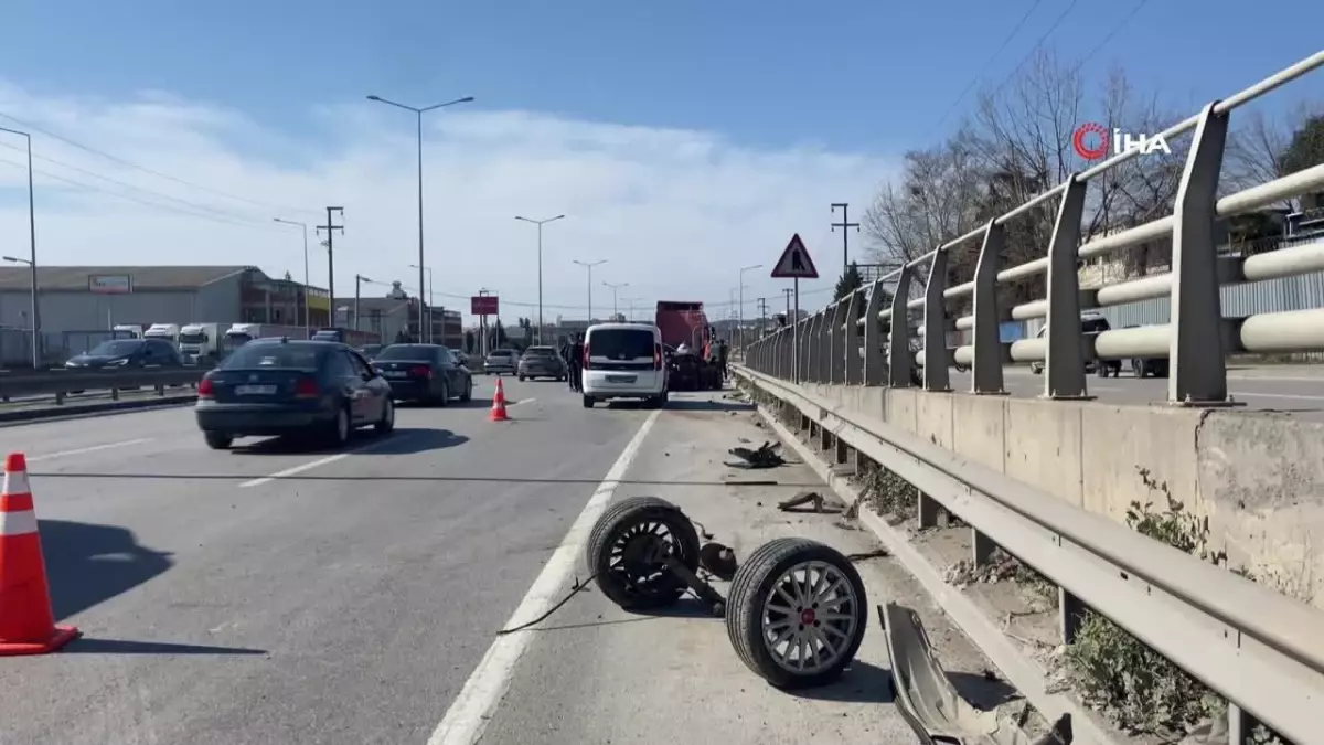 Kocaeli\'de feci kaza: Dingili kopan araçtan yola fırladı, başka bir otomobil üzerinden geçti Tır ile çarpışan otomobil kağıt gibi ezildi: 1 ölü 3 yaralı