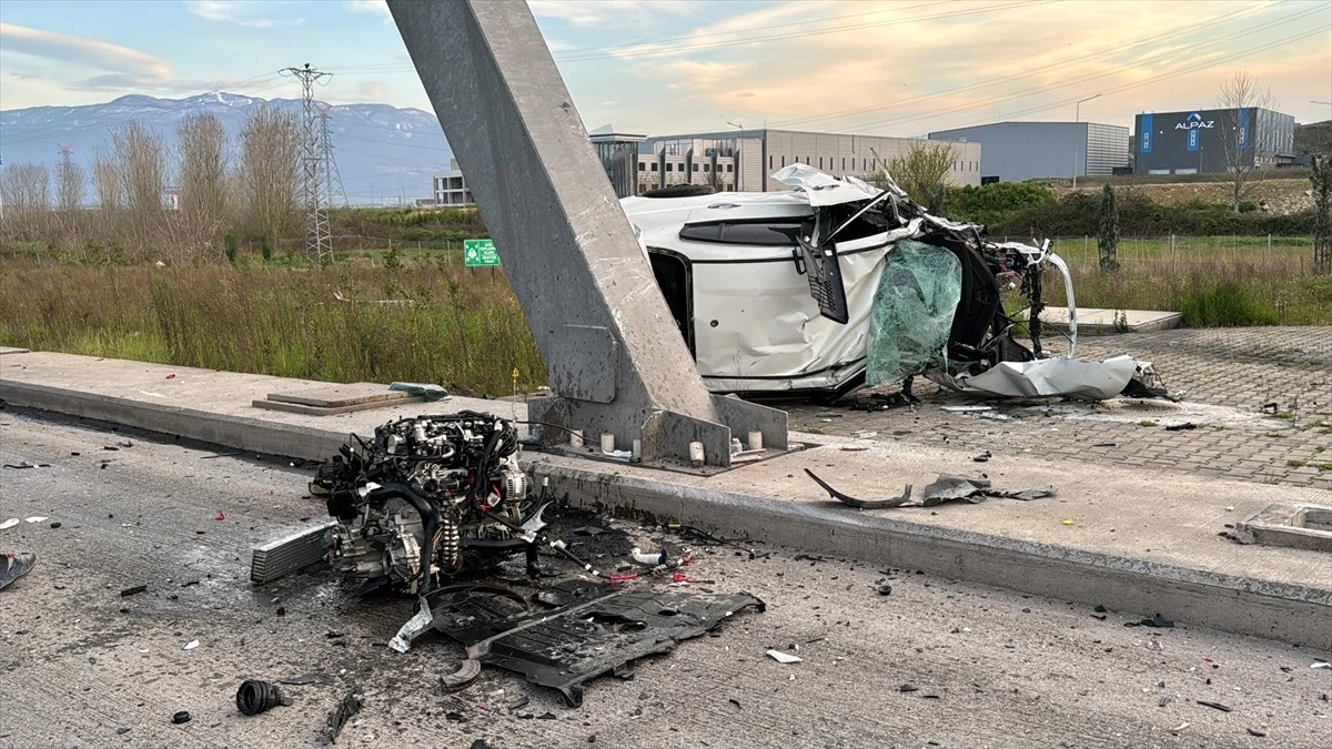 Kuzey Marmara Otoyolu\'nda Gişelere Çarpan Otomobilin Sürücüsü Ağır Yaralandı