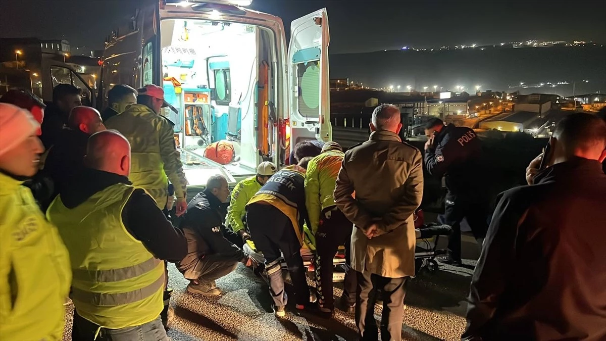 Kocaeli Valisi Seddar Yavuz, trafik kazasında yaralanan 2 polis memurunu ziyaret etti