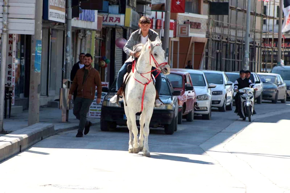 Konya\'da Bir Kişi Atıyla İlçe Merkezinde Gezinti Yaptı