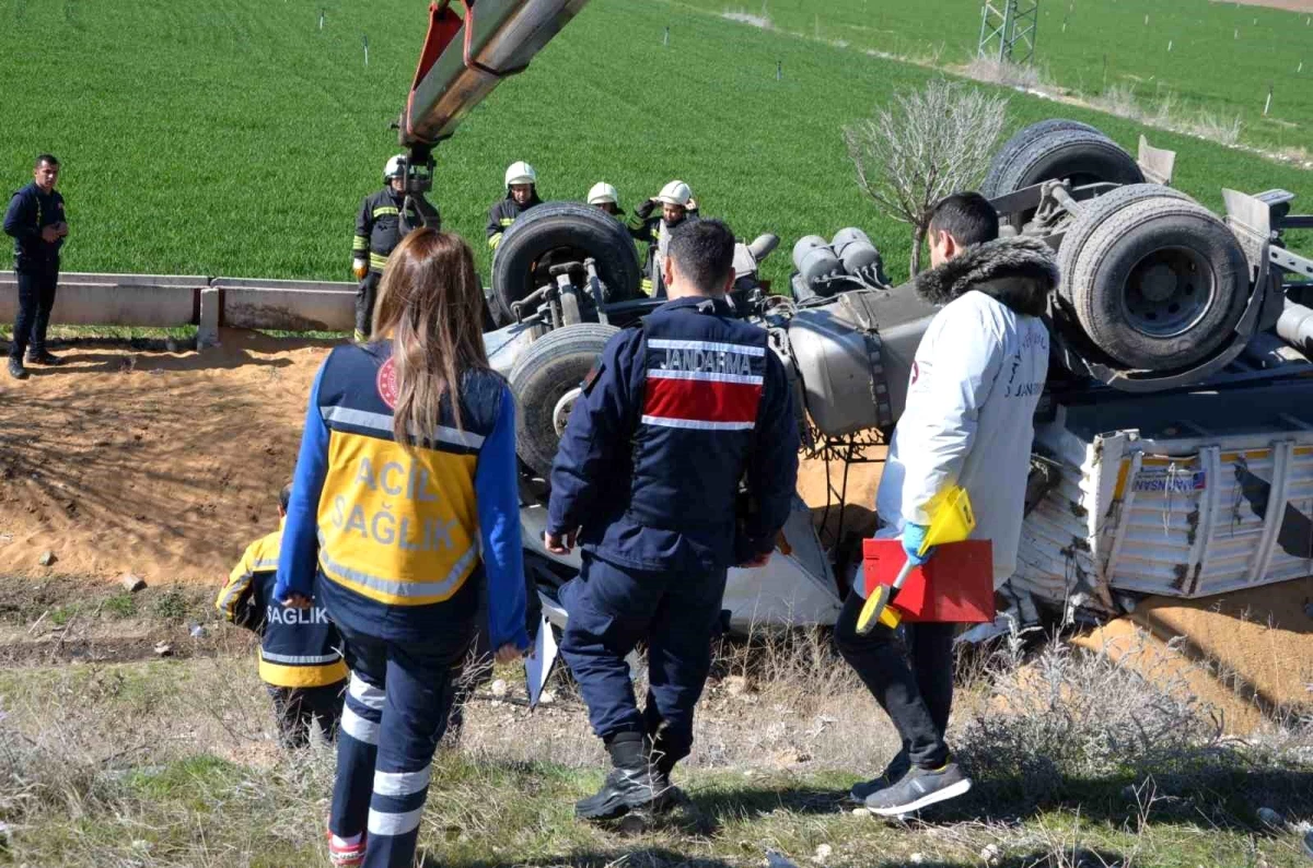 Konya\'da tır şarampole devrildi, sürücü hayatını kaybetti