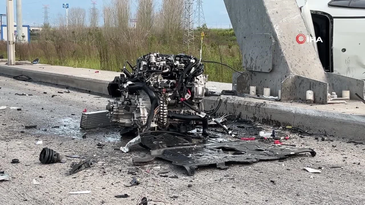 Kuzey Marmara Otoyolunda feci kaza: Gişeye çarpıp taklalar atan otomobilin motoru fırladı