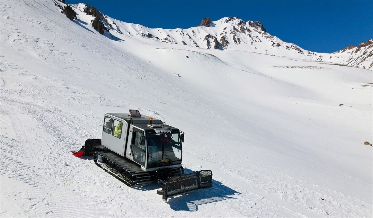 Erciyes\'te başlatılan \'snow cat\' turları kayakçılardan ilgi görüyor