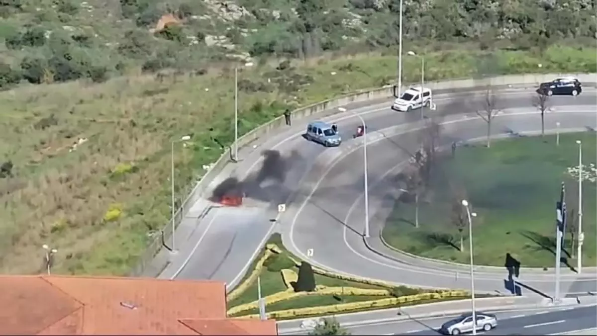 Maltepe Zümrütevler\'de seyir halinde olan otomobil alev alev yandı