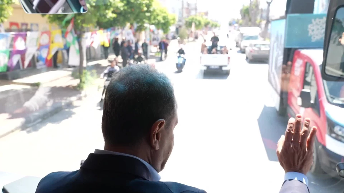 Mersin Büyükşehir Belediye Başkanı Vahap Seçer, Akdeniz ilçesinde mahalleleri ziyaret etti