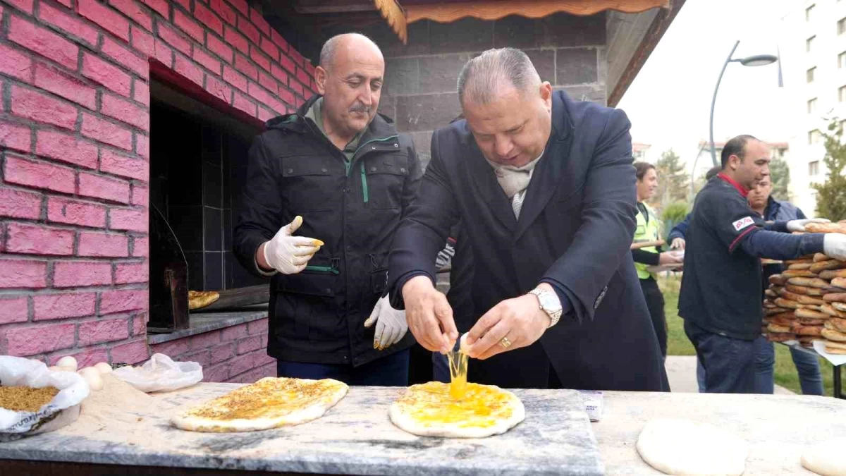 Kırıkkale Belediye Başkanı ve Milletvekili Ramazan Pidesi Dağıttı