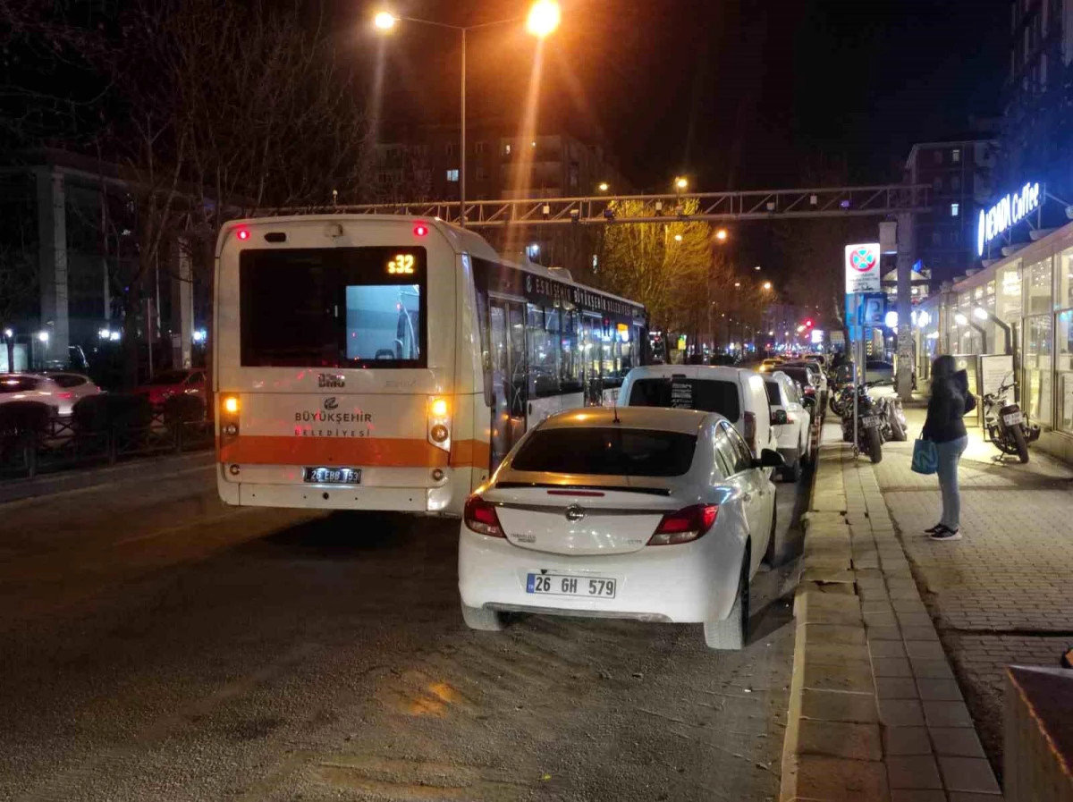 Eskişehir\'de Otobüs Durakları Araçlar Tarafından İşgal Ediliyor