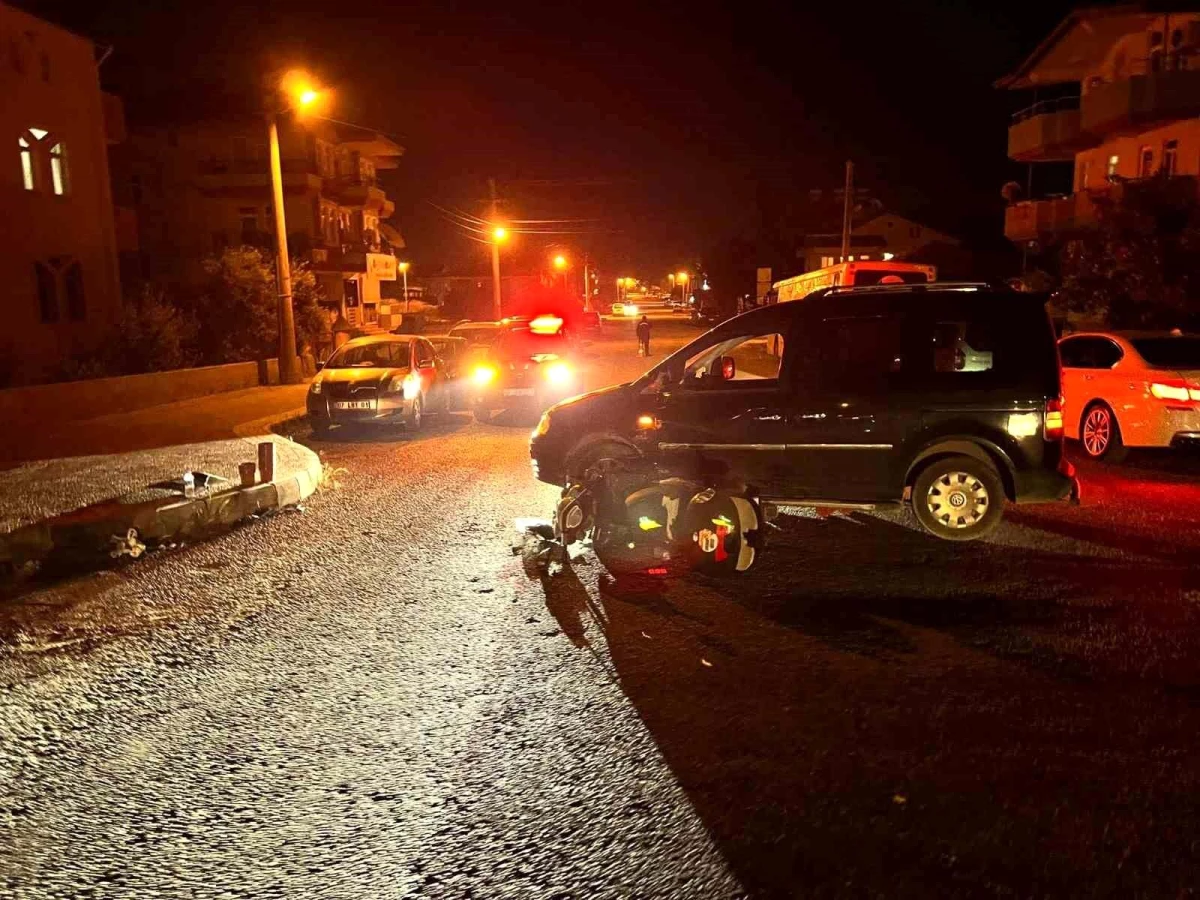 Antalya Manavgat\'ta Motosiklet ile Otomobil Çarpıştı: Motosiklet Sürücüsü Ağır Yaralandı