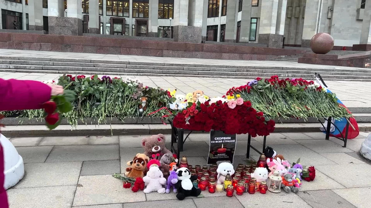 St. Petersburg Halkı, Moskova\'daki Terör Saldırısında Hayatını Kaybedenler İçin Yas Tutuyor