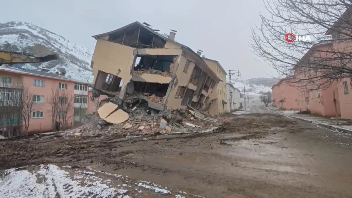 Pülümür\'de ağır hasarlı konutların yıkımına başlandı
