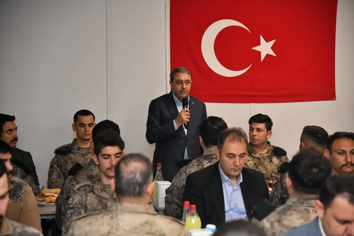 Şanlıurfa Valisi Hasan Şıldak, Barış Pınarı bölgesindeki güvenlik güçleriyle iftarda buluştu