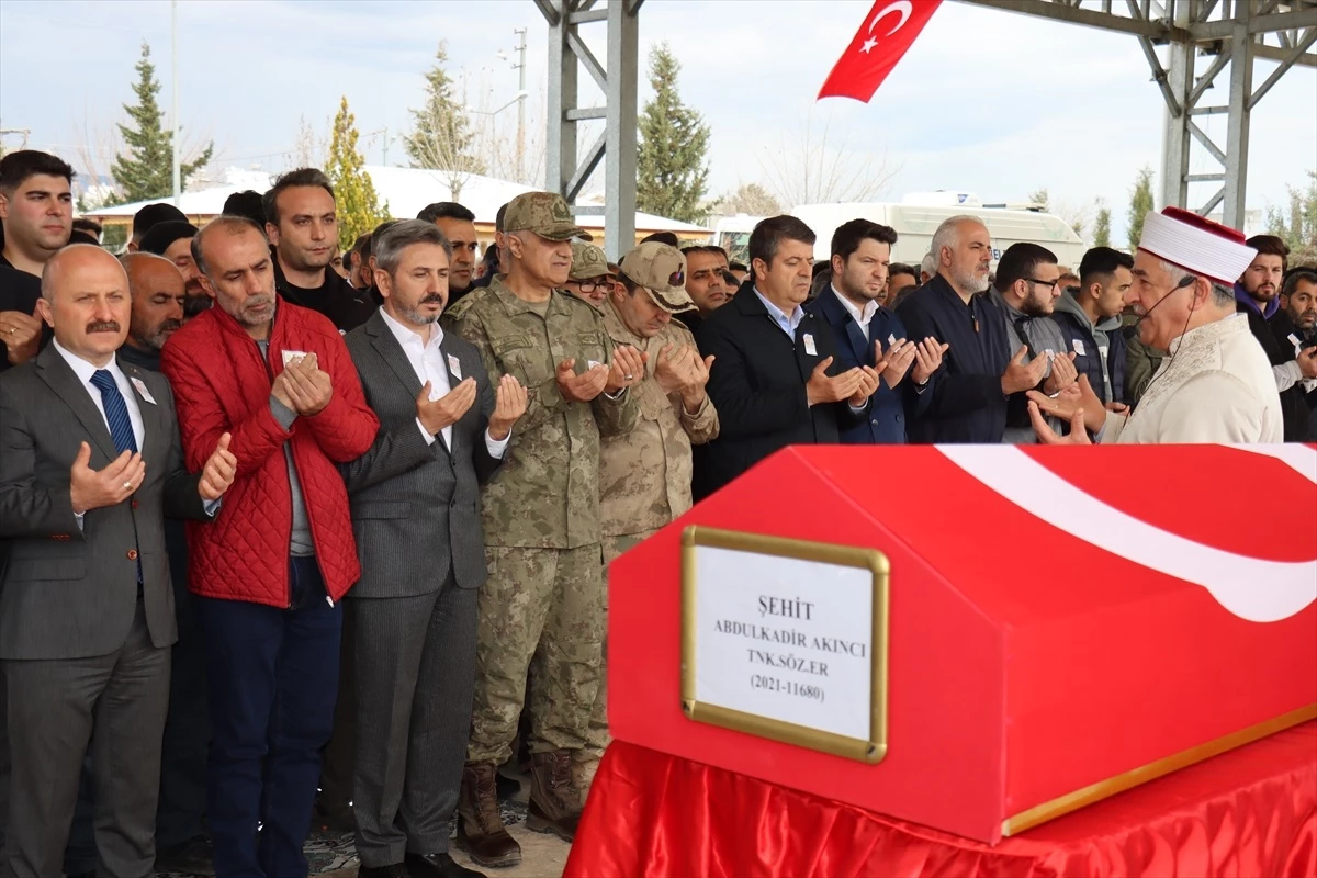 Tankçı Sözleşmeli Er Abdulkadir Akıncı\'nın cenazesi Adıyaman\'da defnedildi