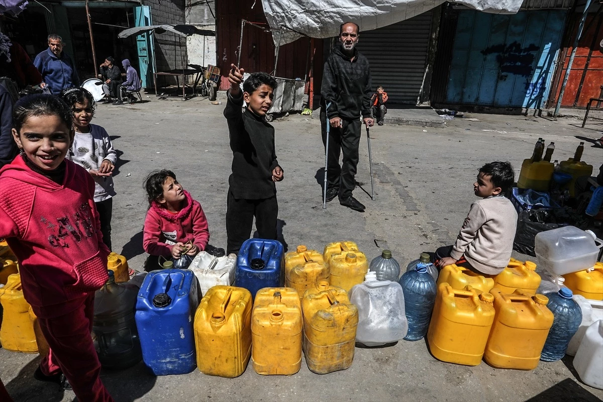 Gazze Şeridi\'nde Su Sıkıntısı: Filistinliler Saatlerce Kuyrukta Bekliyor