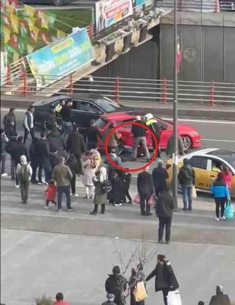 Tartıştığı polislerin üzerine otomobil sürüp, bir kişiye çarparak kaçtı Tartıştığı polislerin üzerine otomobil sürüp, bir kişiye çarparak kaçtı