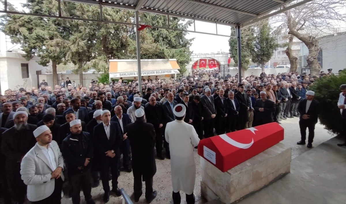 Şehit Sözleşmeli Er İbrahim Halil Taş\'ın Cenazesi Bozova\'da Defnedildi