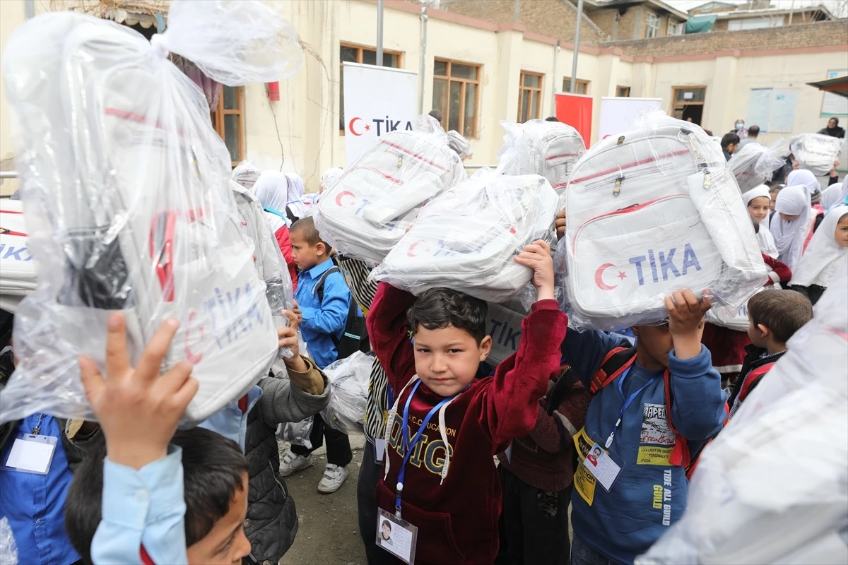 TİKA, Afganistan\'daki İlkokul Öğrencilerine 3 Bin Çanta Desteği Sağladı