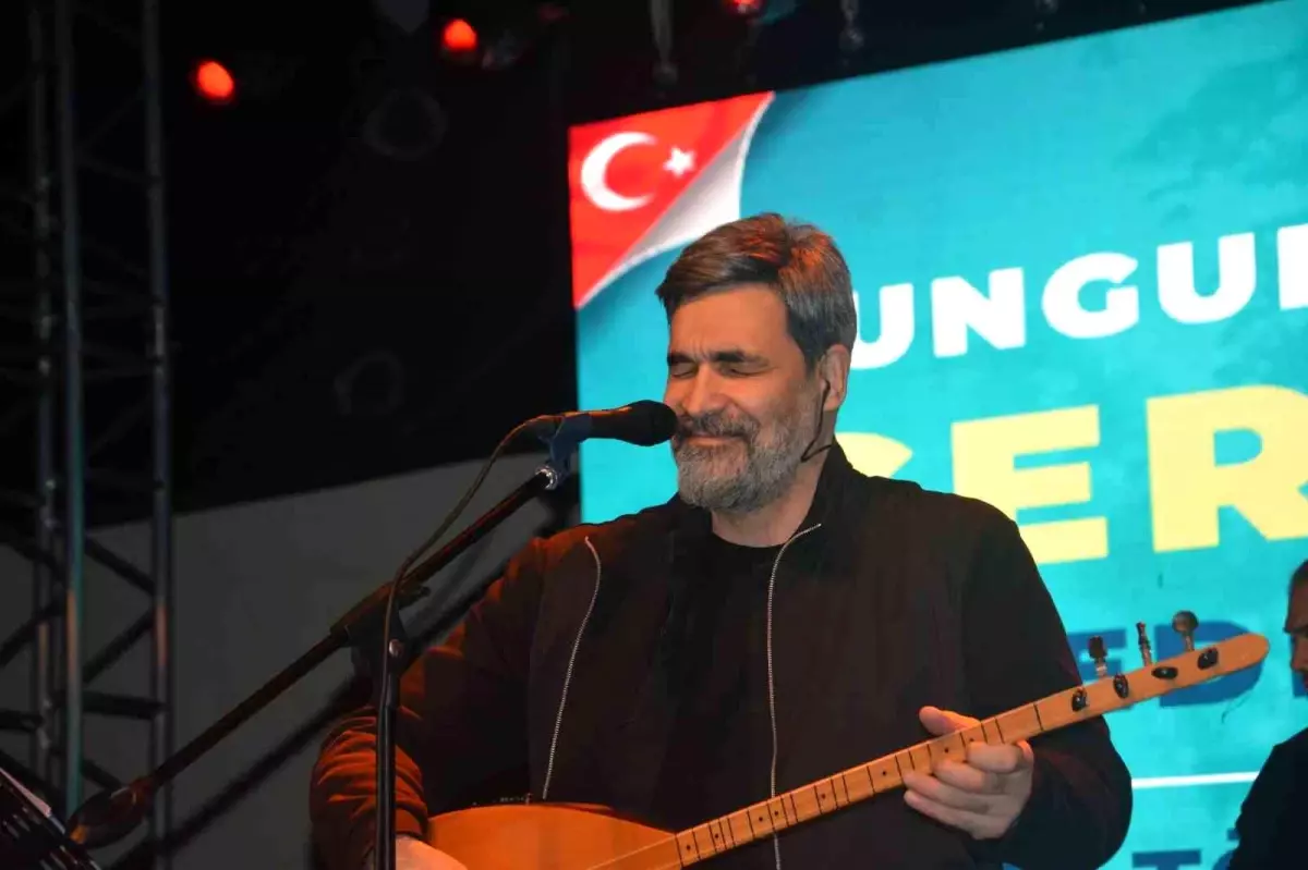 Çorum\'un Sungurlu ilçesinde Uğur Işılak konserine yoğun katılım yaşandı