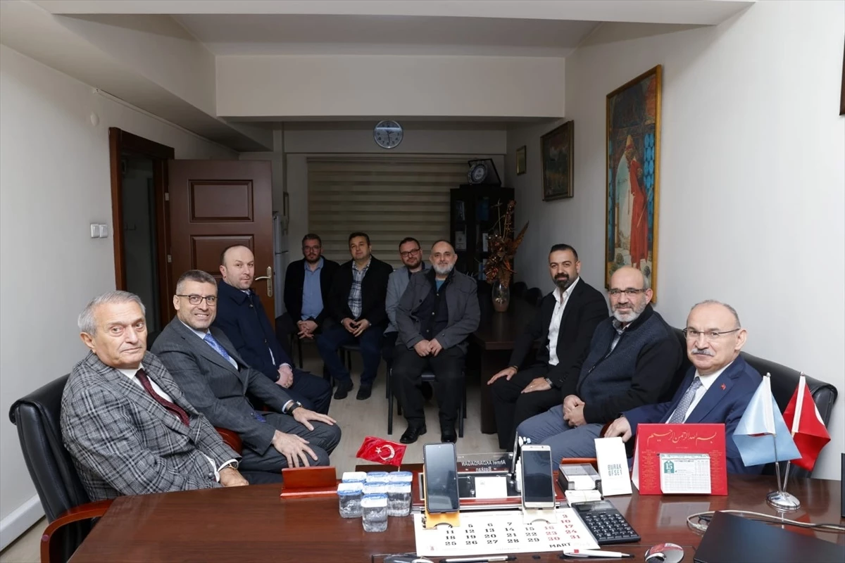Sakarya Valisi Yaşar Karadeniz, Sakarya Bakkallar ve Bayiler Esnaf Odası Başkanı Ahmet Akdardağan\'ı ziyaret etti