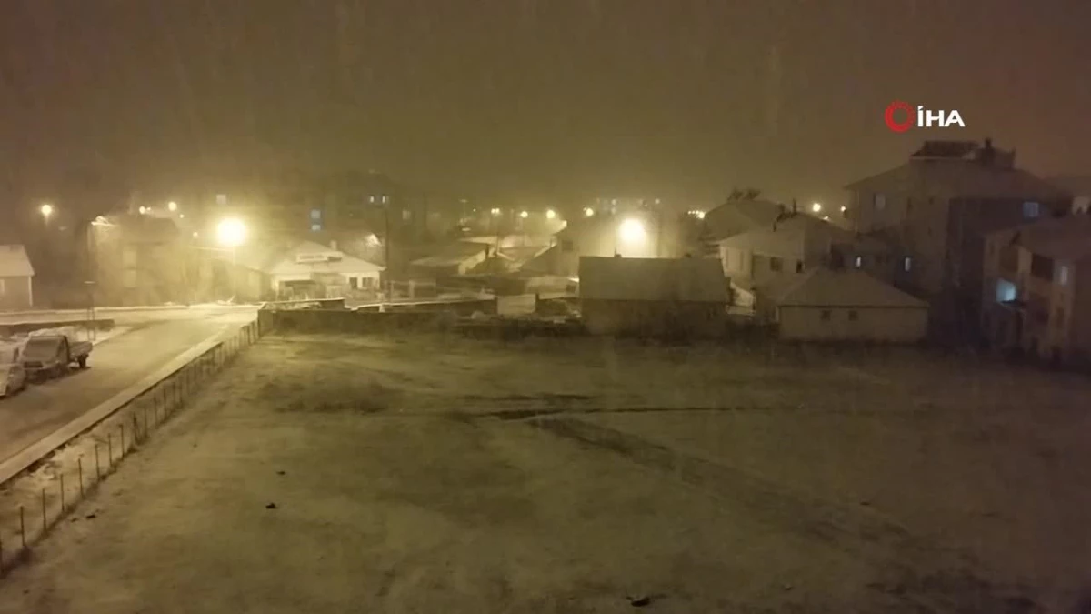 Varto\'da kar yağışı: 20 köy yolu ulaşıma kapandı