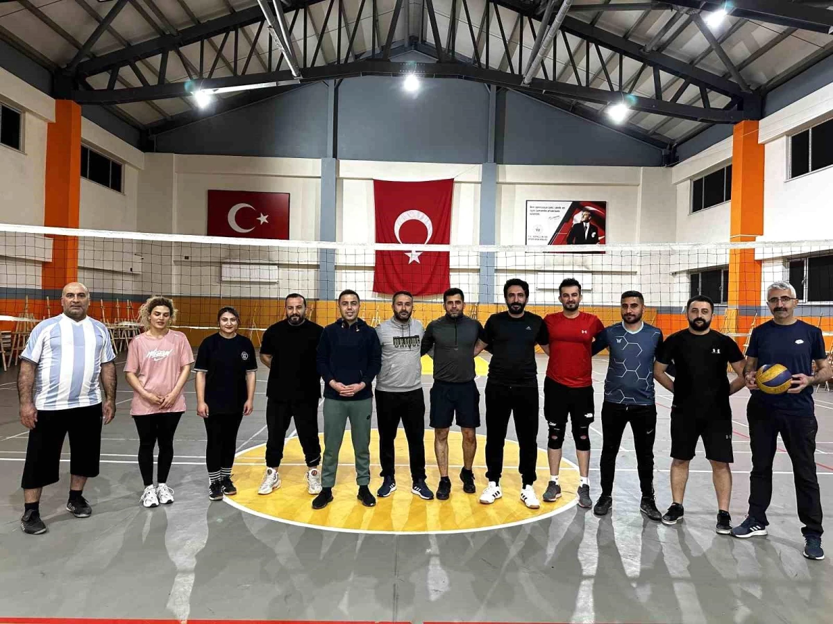 Yüksekova\'da Gençler İftar Sonrası Spor Yapıyor