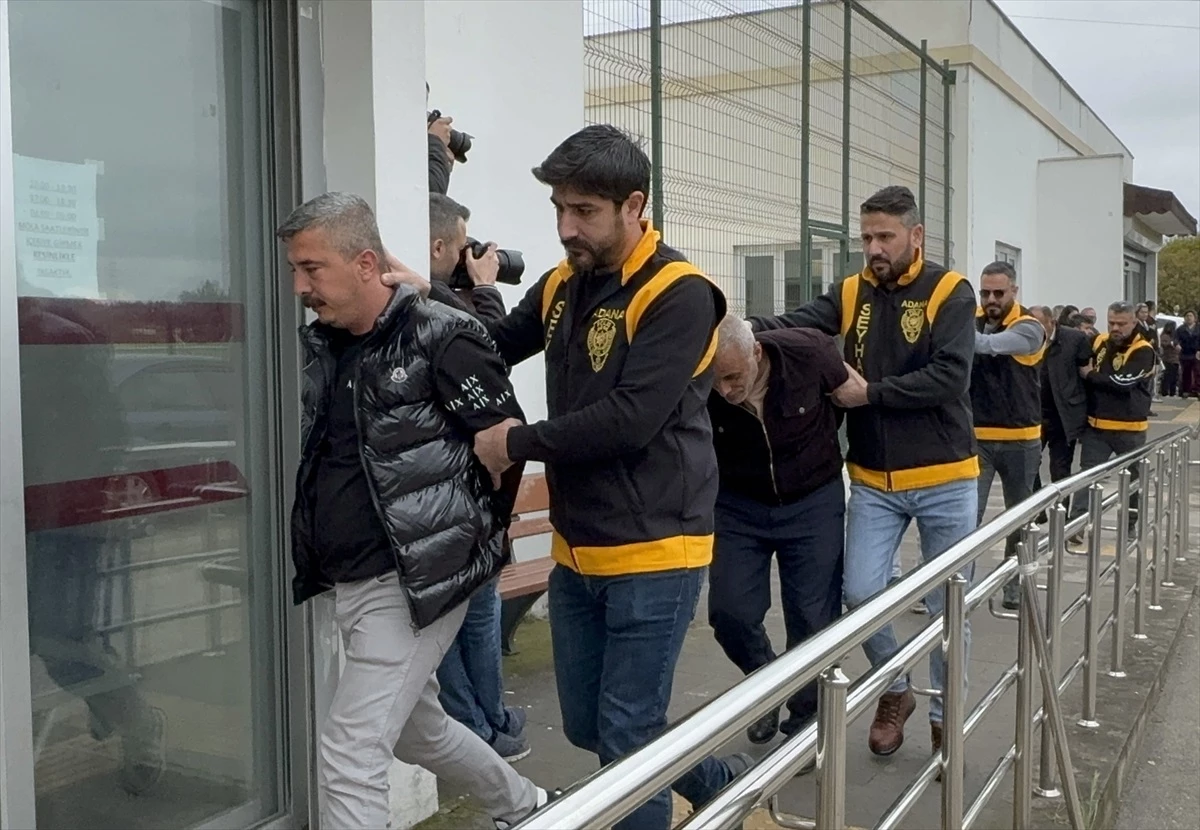 Adana\'da 13 ruhsatsız silah ele geçirildi, 2 zanlı tutuklandı