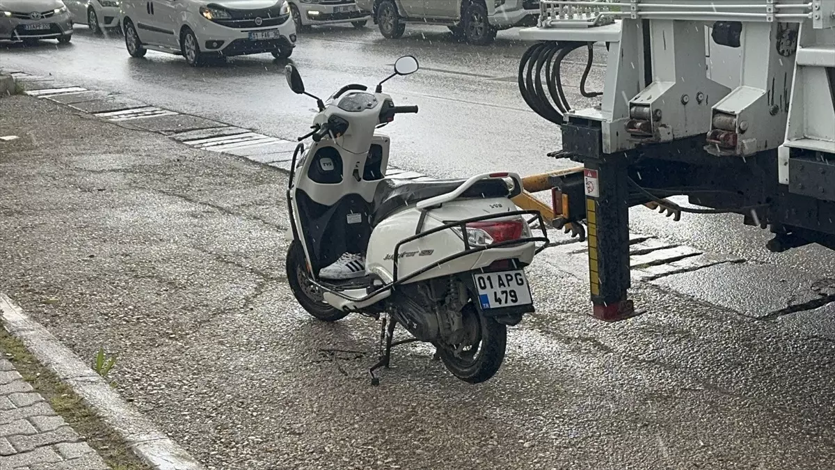 Adana\'da Tır ile Motosiklet Çarpışması: Motosiklet Sürücüsü Hayatını Kaybetti