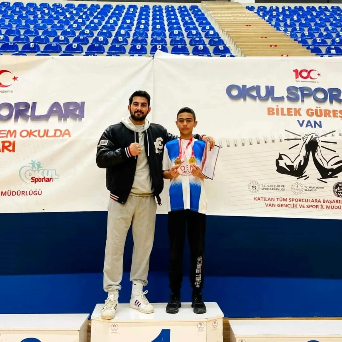 Ahlatlı öğrenci Simar Sert, bilek güreşi turnuvasında birinci oldu