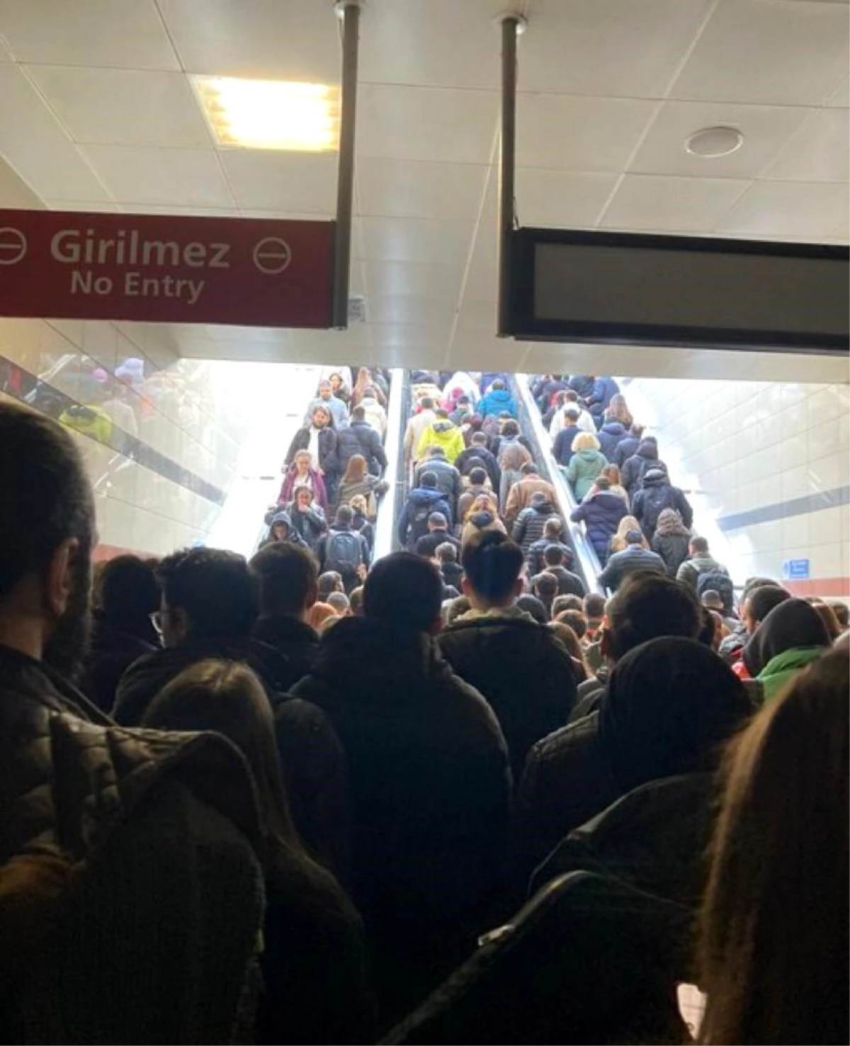 Altunizade\'de Metrobüs Arızası Nedeniyle İnsan Selinin Oluştuğu Anlar