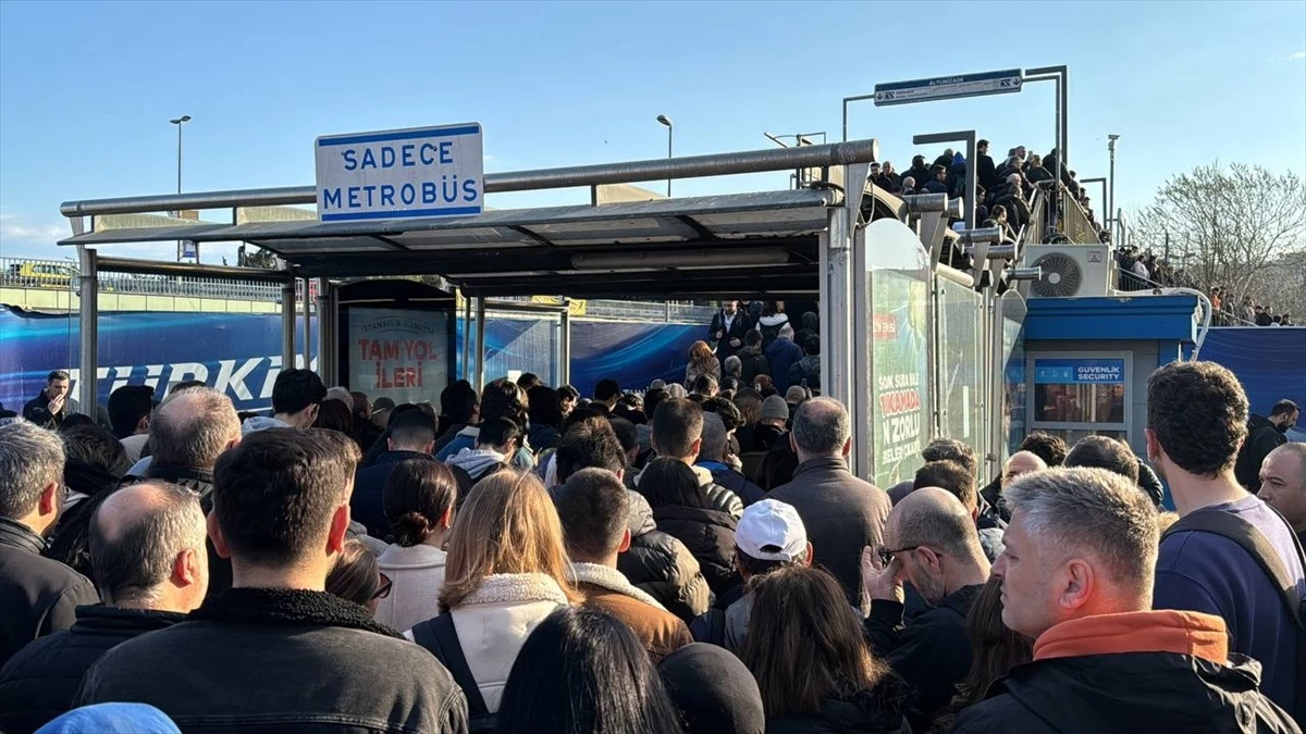 Üsküdar\'da metrobüs arızası nedeniyle Altunizade durağında yoğunluk