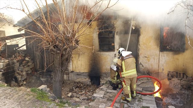 Beypazarı'nda çıkan yangında 3 çocuktan biri hayatını kaybetti Beypazarı'nda çıkan yangında 3 çocuktan biri hayatını kaybetti