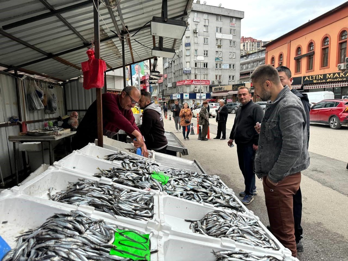 Zonguldak\'ta av yasağına sayılı günler kala tezgahlar balıkla dolup taştı