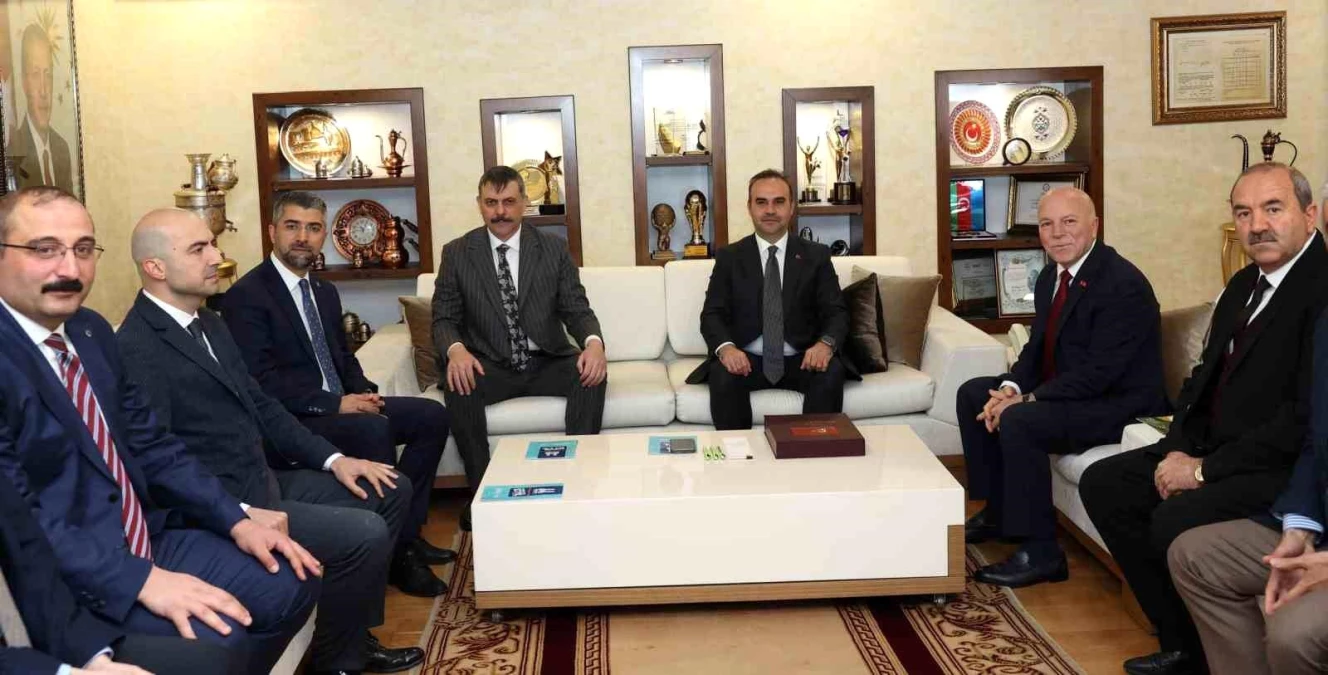 Sanayi ve Teknoloji Bakanı Erzurum Büyükşehir Belediyesi\'ni Ziyaret Etti