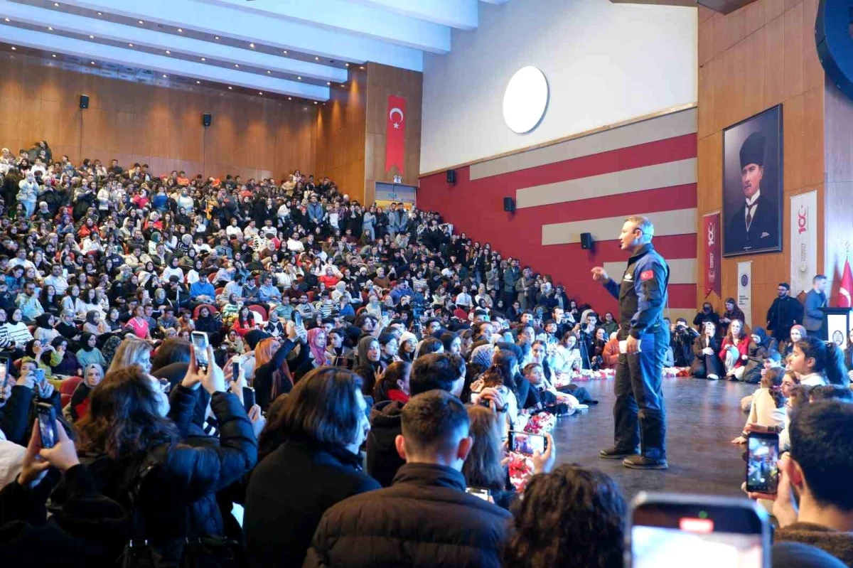 Sanayi ve Teknoloji Bakanı Mehmet Fatih Kacır ve Türkiye\'nin ilk astronotu Alper Gezeravcı, Erzurum\'da öğrencilerle buluştu