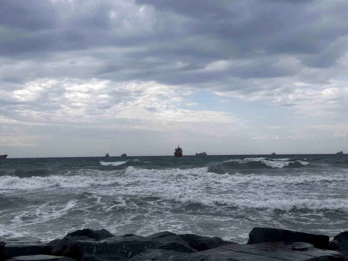 İstanbul\'da fırtına nedeniyle Bakırköy sahilinde dalgalar oluştu