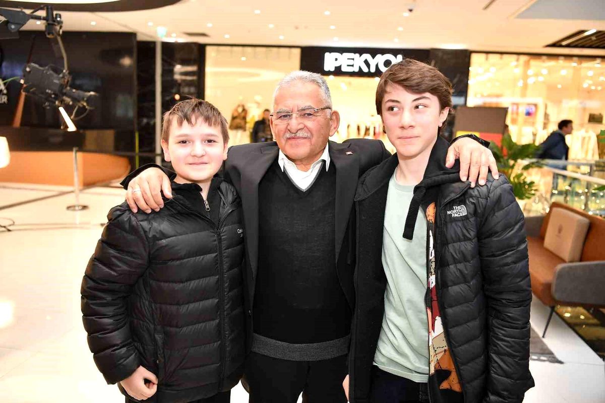 Başkan Büyükkılıç, alışveriş merkezinde esnafı ziyaret etti
