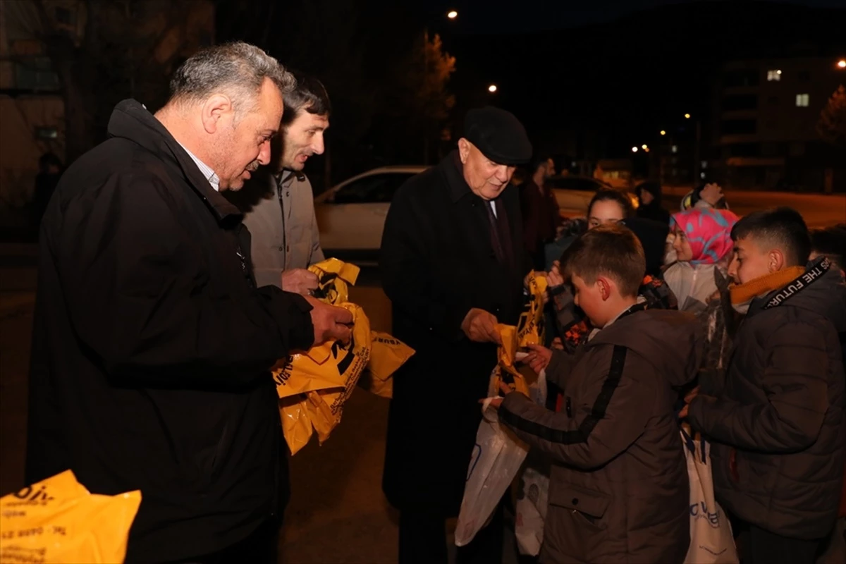 Bayburt Belediyesi, Onbeşi Geleneği Kapsamında Çocuklara İkramda Bulundu