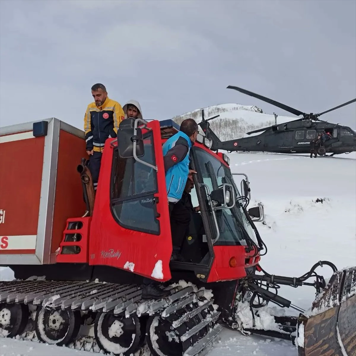 Bingöl\'de kar nedeniyle mahsur kalan 2 kişi askeri helikopterle kurtarıldı