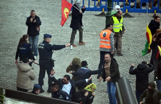 Brüksel'de PKK Yandaşları Avrupa Parlamentosu Önünde Taşkınlık Çıkardı