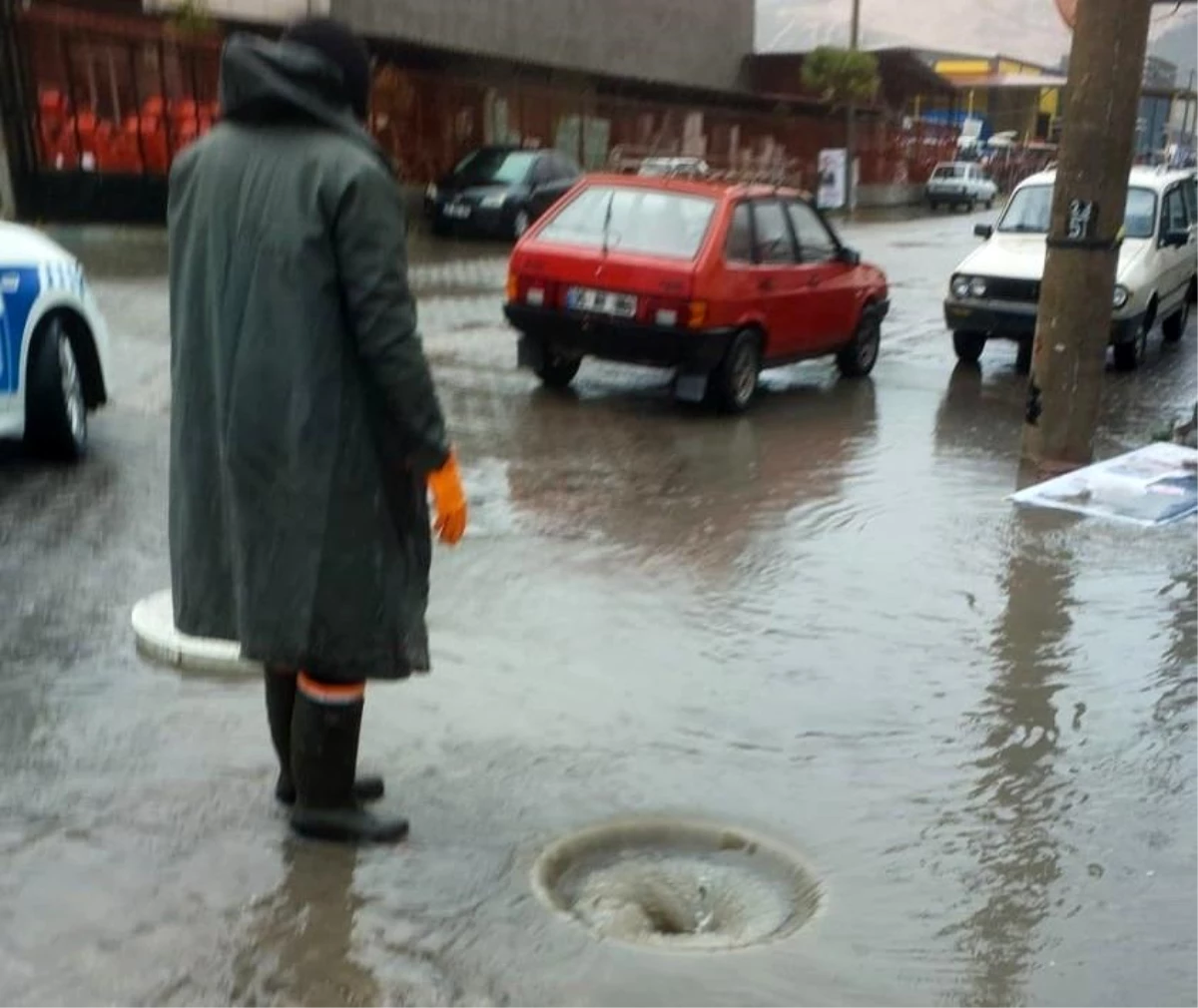 Manisa Büyükşehir Belediyesi ve MASKİ, Kırkağaç\'ta Şiddetli Yağış Sonrası Su Birikintilerine Müdahale Etti