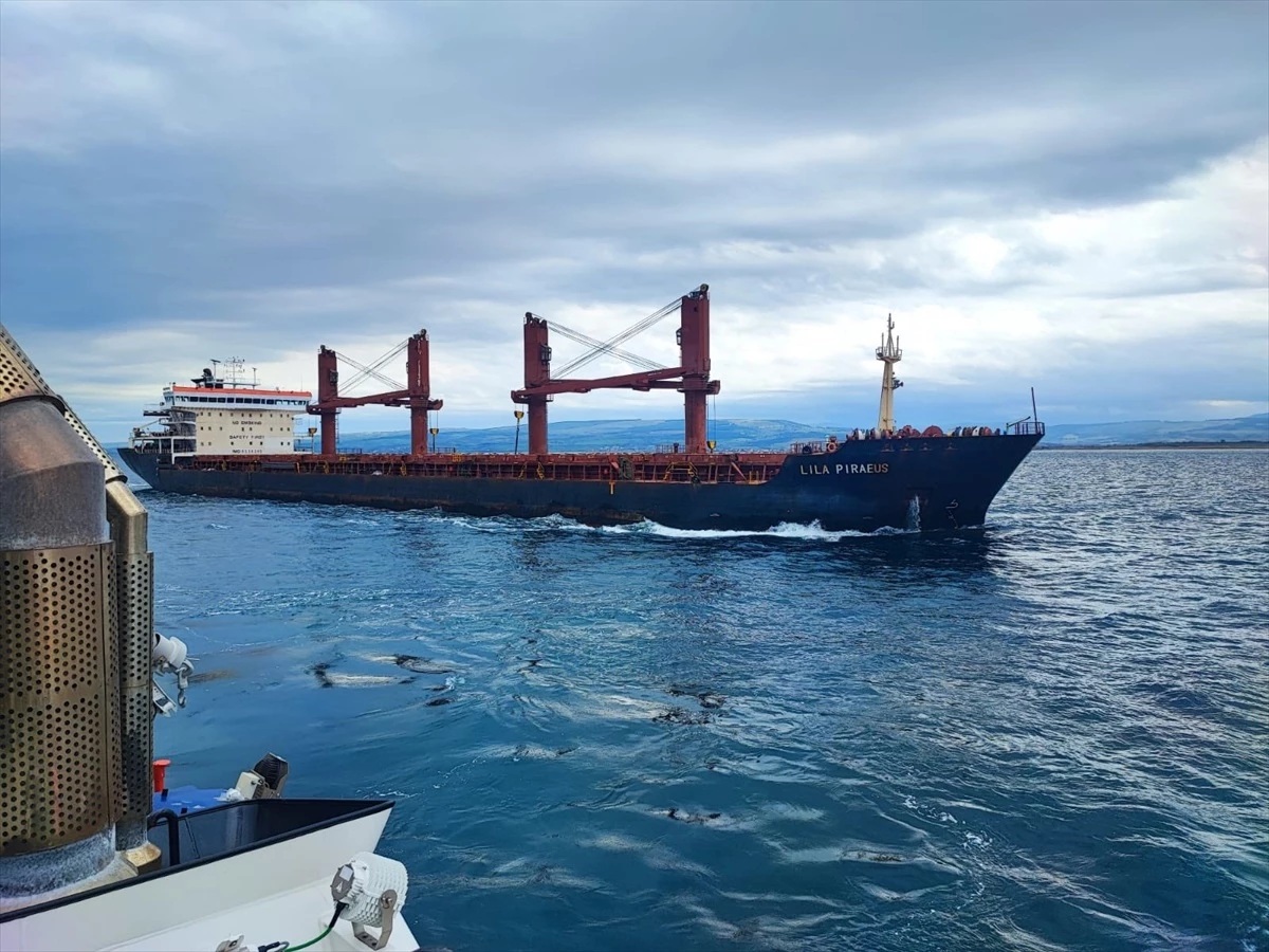 Çanakkale Boğazı\'nda makine arızası yaşayan yük gemisi kurtarıldı