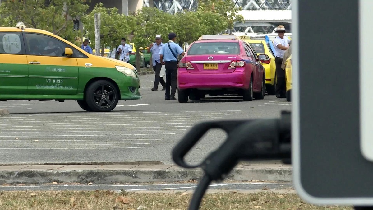 Suvarnabhumi Havalimanı\'nda Elektrikli Taksi Hizmeti Başladı